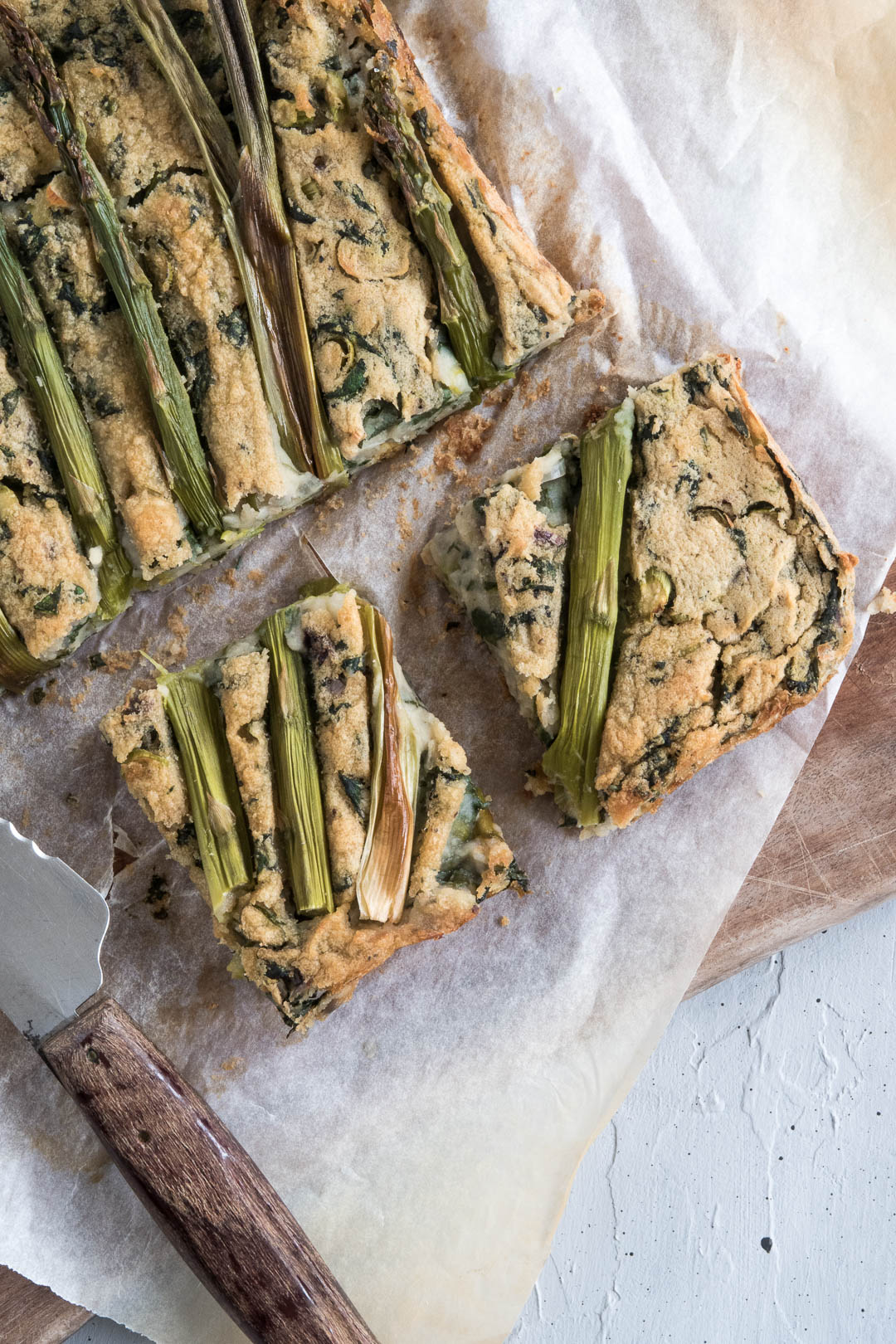 vegansk frittata eller quiche baseret på kikærter