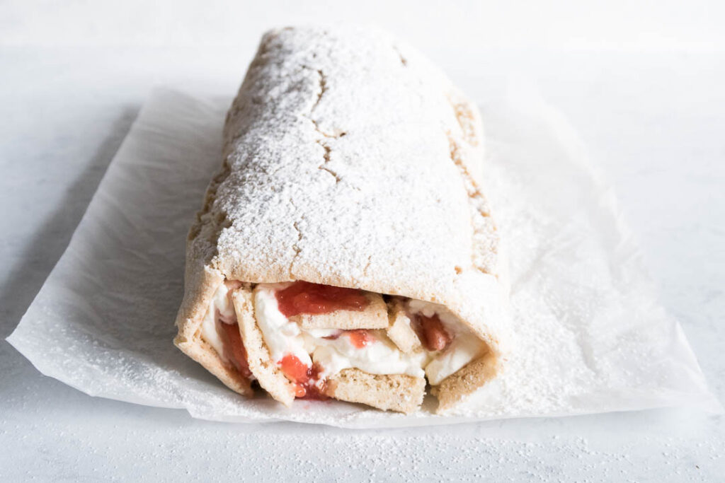 Blommeroulade - opskrift på sprød roulade med blommekompot