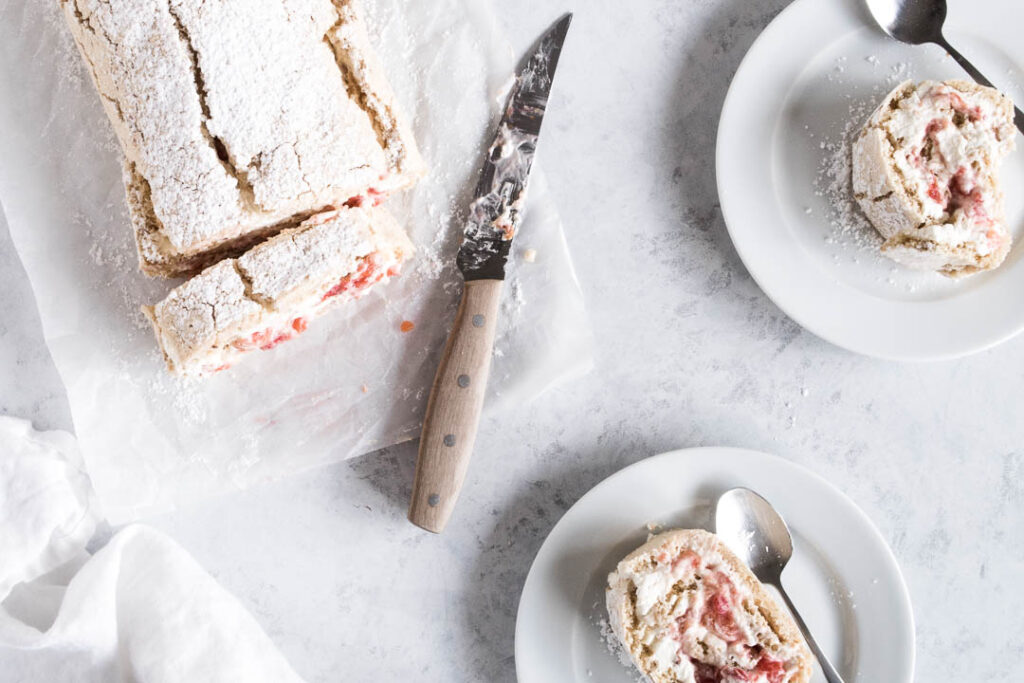 Sprød roulade med blommekompot - opskrift på blommekage