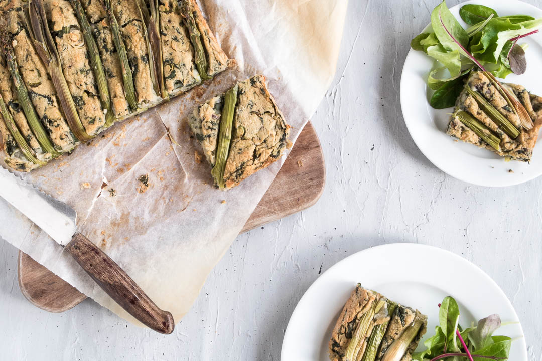 kikærte-quiche med asparges, forårsløg og spinat - vegetarisk opskrift