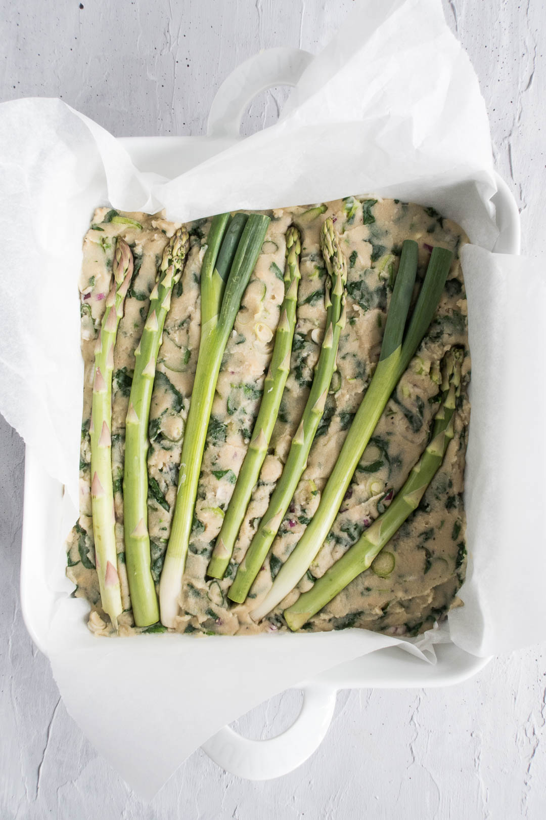 kikærte-quiche eller frittata med asparges - æggefri opskrift