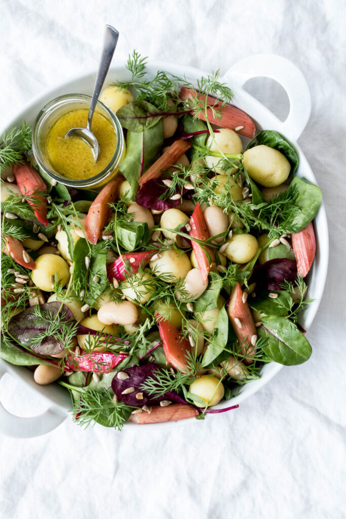 Kartoffelsalat med dild og bagte rabarber - opskrift