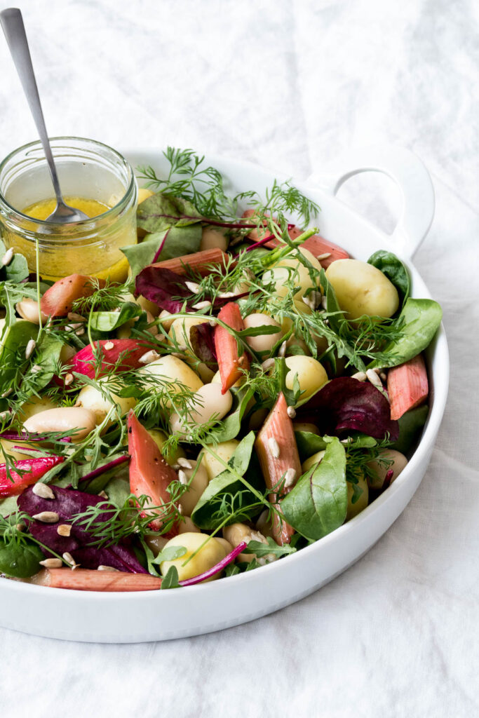 Sommersalat med kartofler og rabarber