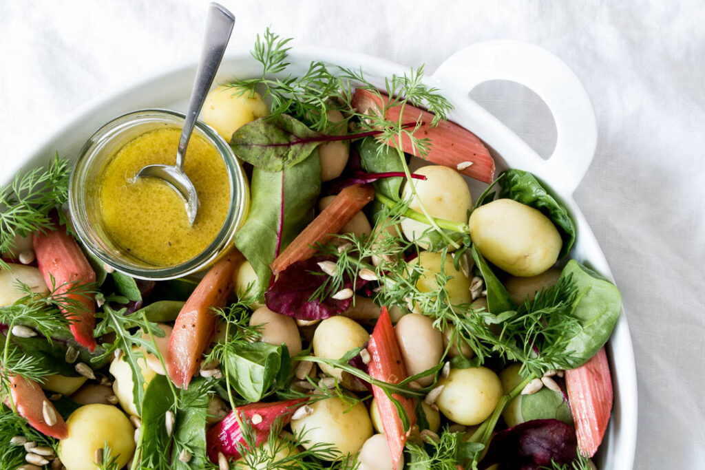 Kartoffelsalat med rabarber og dild - opskrift på grøn kartoffelsalat