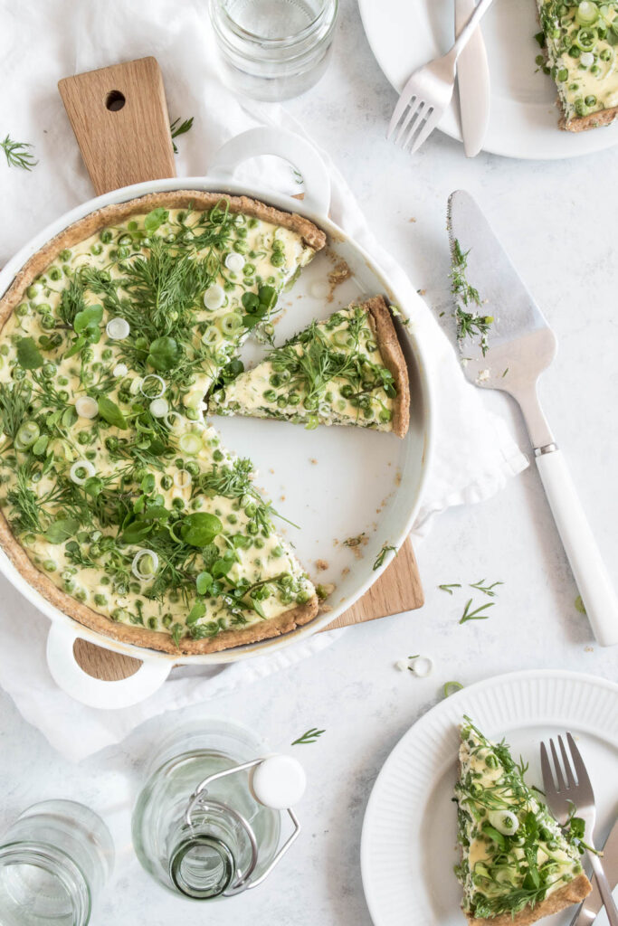 Ærtetærte med ricotta og dild - opskrift på rugtærte