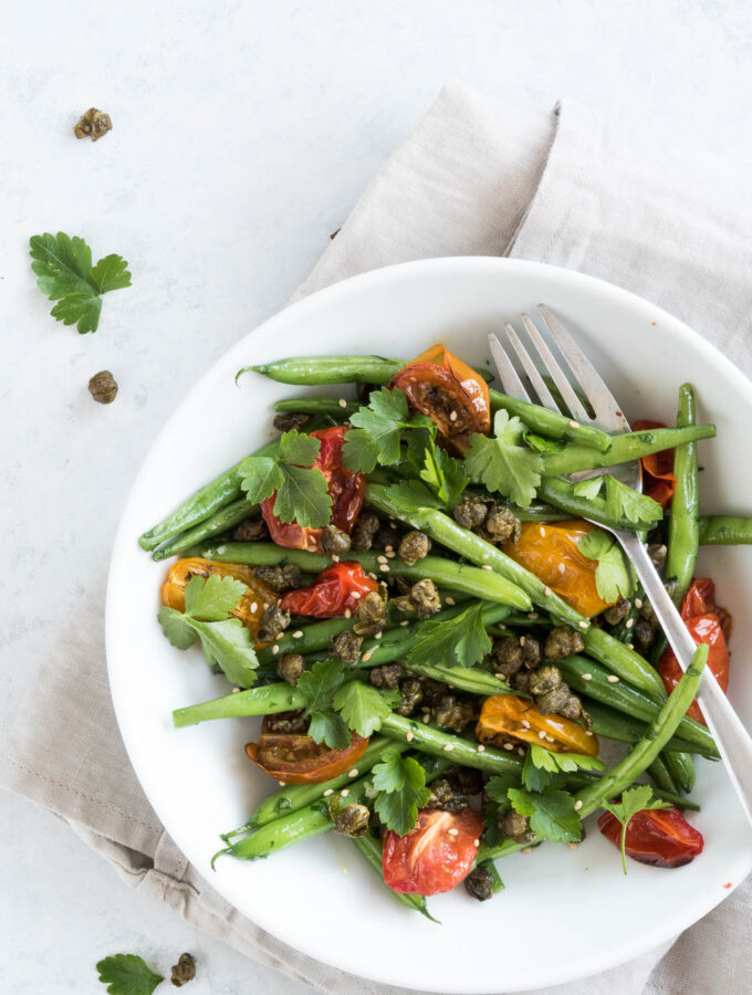 Bønnesalat med tomater - opskrift på stegt bønnesalat