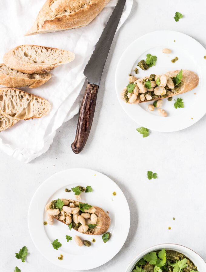 Bruschetta med pesto og stege hvide bønner - opskrift på nem forret