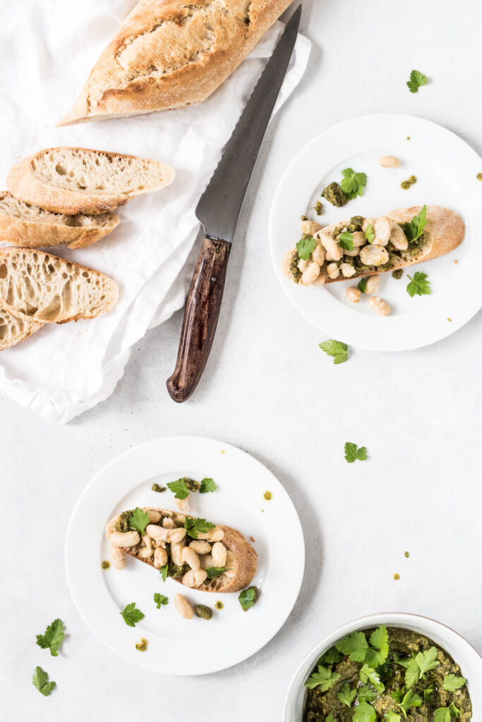 Bruschetta med pesto og stege hvide bønner - opskrift på nem forret