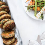 Kikærtekrebinetter - vegetariske frikadeller med urter og sommergrønt