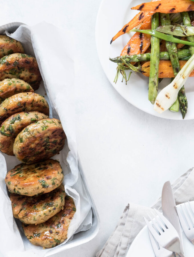 Kikærtekrebinetter - vegetariske frikadeller med urter og sommergrønt