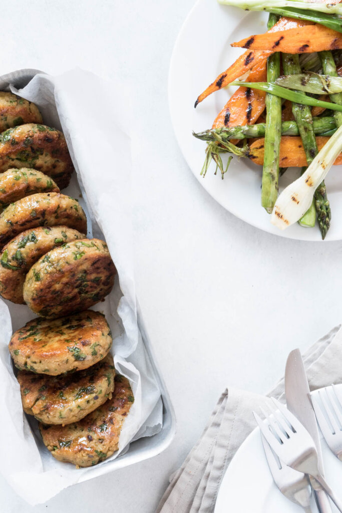 Kikærtekrebinetter - vegetariske frikadeller med urter og sommergrønt