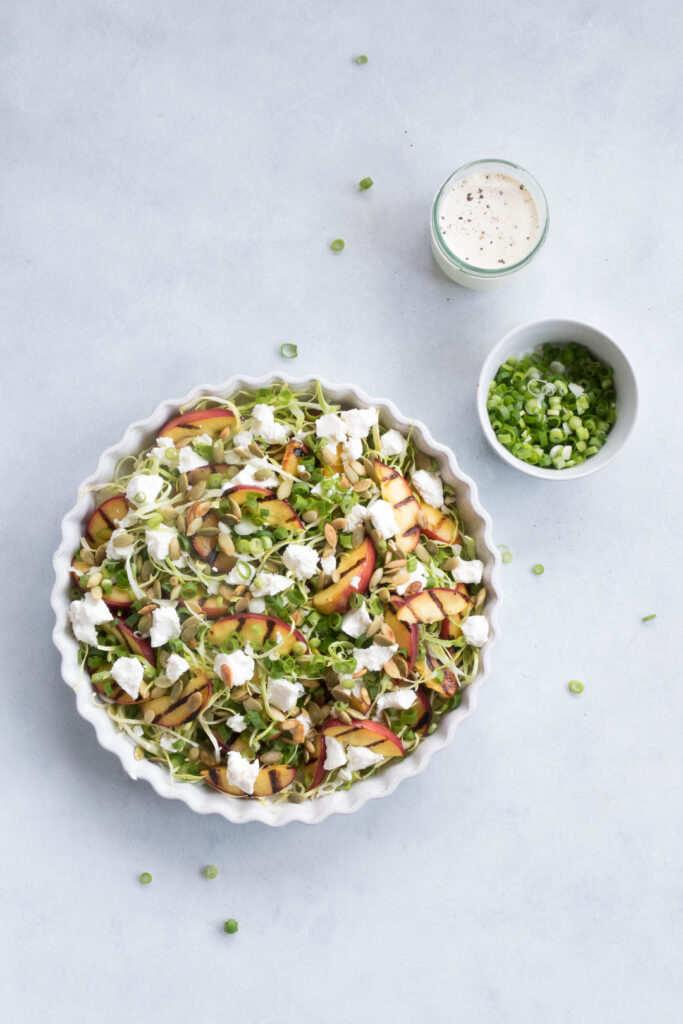 Salat med nektariner og kål - opskrift på grillede nektariner i sprød salat
