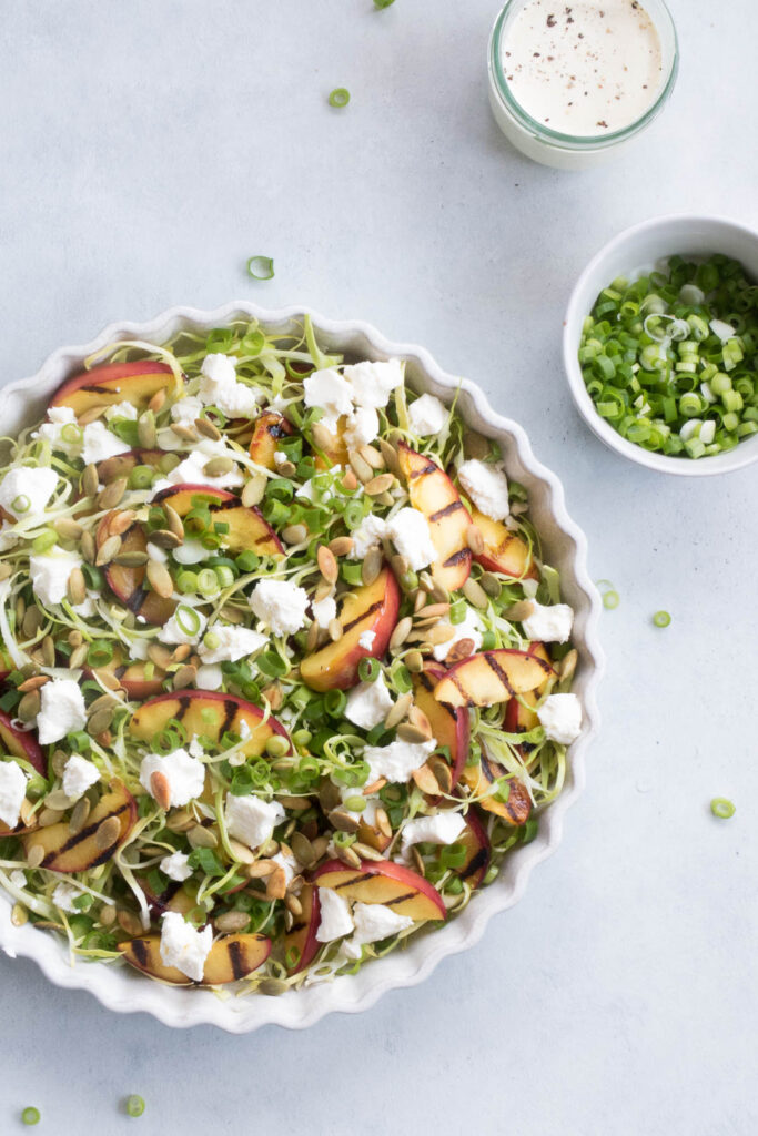 Sommersalat med grillede nektariner, feta og sprød hvidkål - opskrift