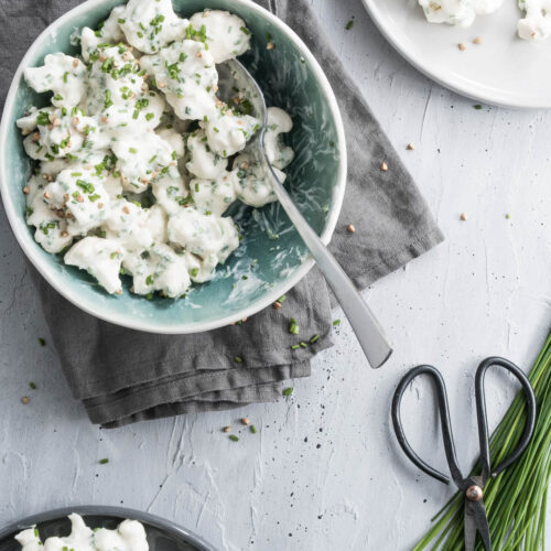 Cremet salat med blomkål, purløg og ristet boghvede - opskrift