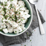 Blomkålssalat med sennepsdressing - opskrift på cremet salat med blomkål, purløg og ristet boghvede