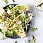 Grillet kålsalat med ærter og ristet boghvede - opskrift på spidskålssalat