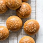 Brioche boller med hvid fuldkornshvede - burgerboller