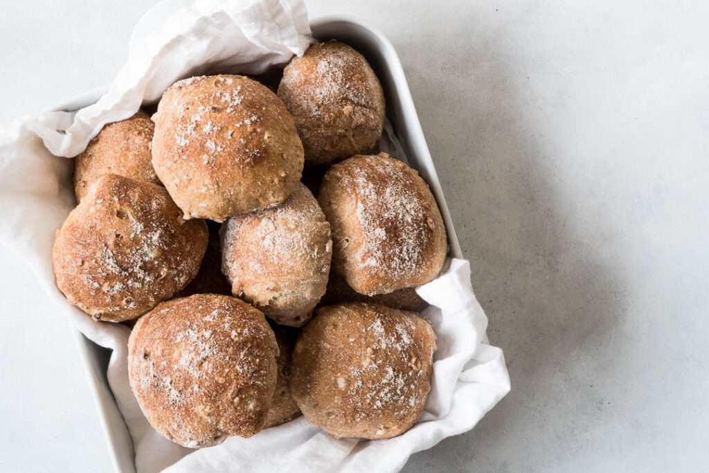 Grove koldhævede brød med spelt og æble - opskrift på nemme boller