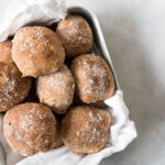 Grove koldhævede brød med spelt og æble - opskrift på nemme boller