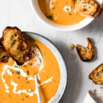 Cremet tomatsuppe med røde linser og sprøde urtebrød - opskrift på velsmagende suppe