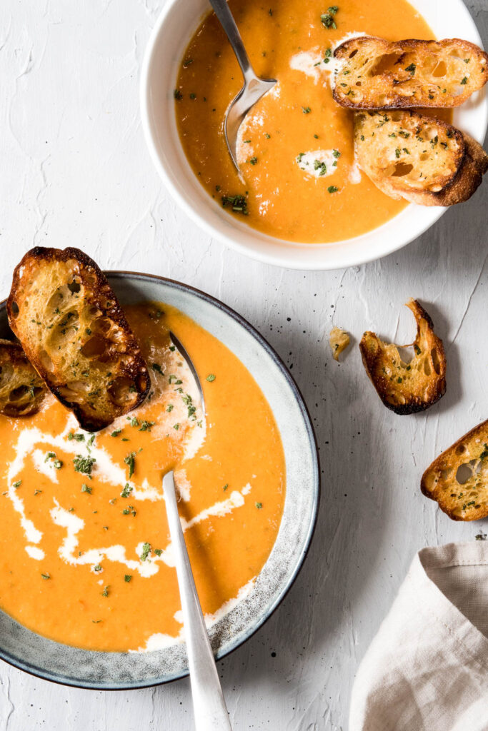 Cremet tomatsuppe med røde linser og sprøde urtebrød - opskrift på velsmagende suppe