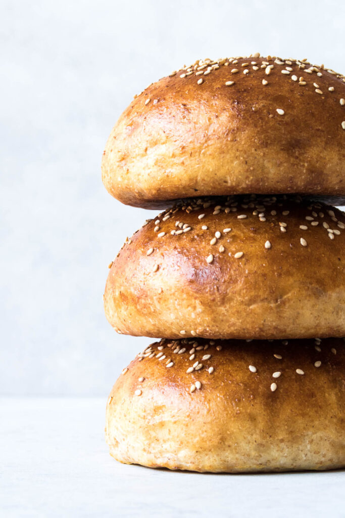 Opskrift på store, bløde burgerboller med hvedeklid