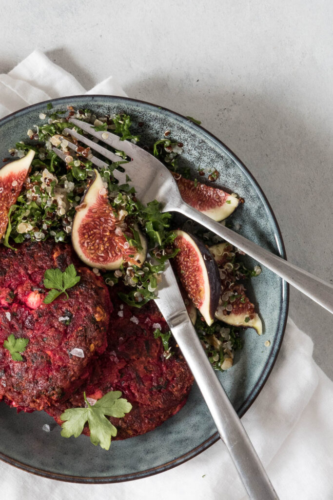 Vegetariske rødbedebøffer med feta og persille - opskrift