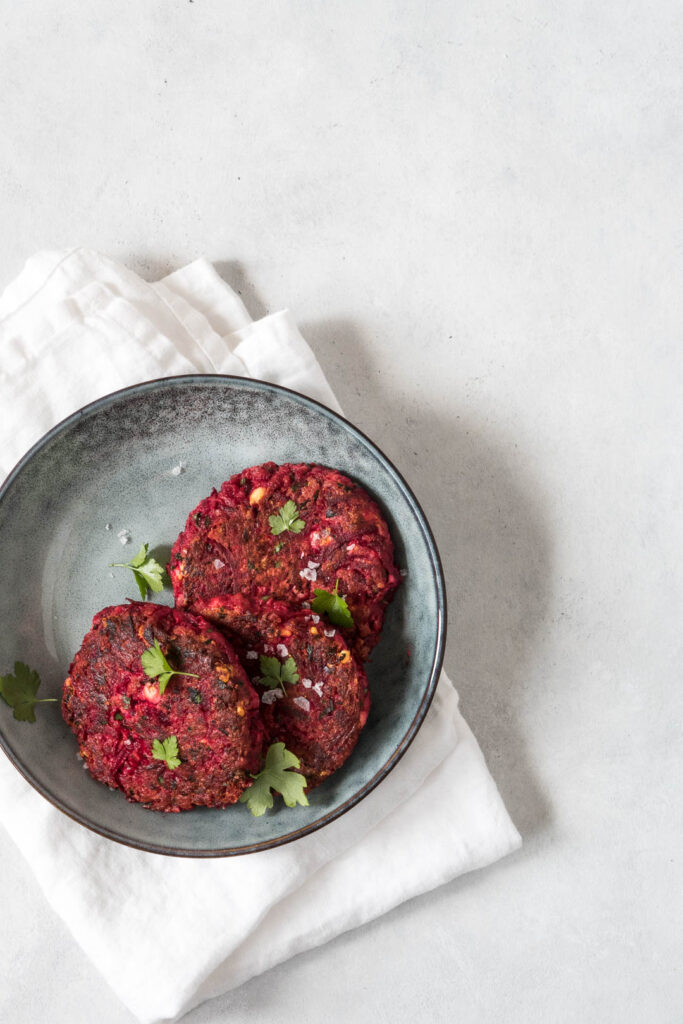 Opskrift på rødbedebøffer med feta - nem vegetaropskrift