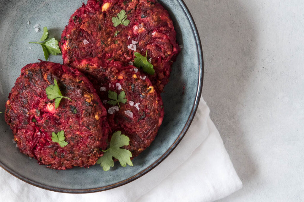 Opskrift på rødbedebøffer med feta - nem vegetaropskrift