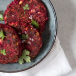 Opskrift på rødbedebøffer med feta - nem vegetaropskrift