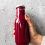 Rødbedesmoothie med ingefær og bær