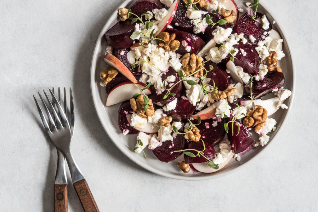 Rødbedesalat med feta og æble - karameliserede rødbeder opskrift