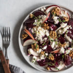 Rødbedesalat med feta og timian - opskrift på salat med rødbede og æble