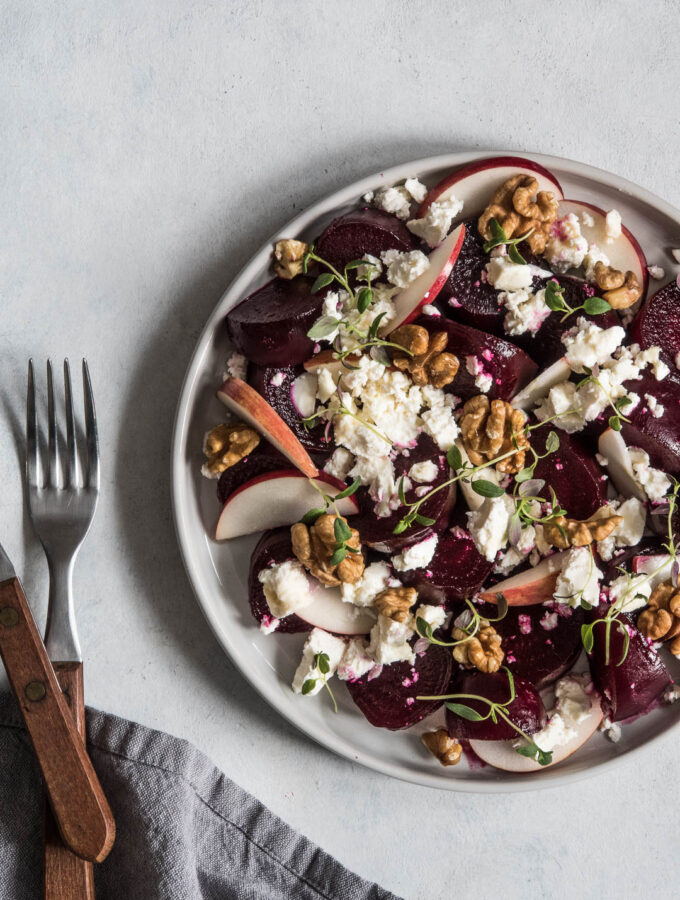 Rødbedesalat med feta og timian - opskrift på salat med rødbede og æble