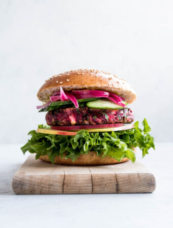 Burger med rødbedebøf - opskrift på den bedste vegetarburger