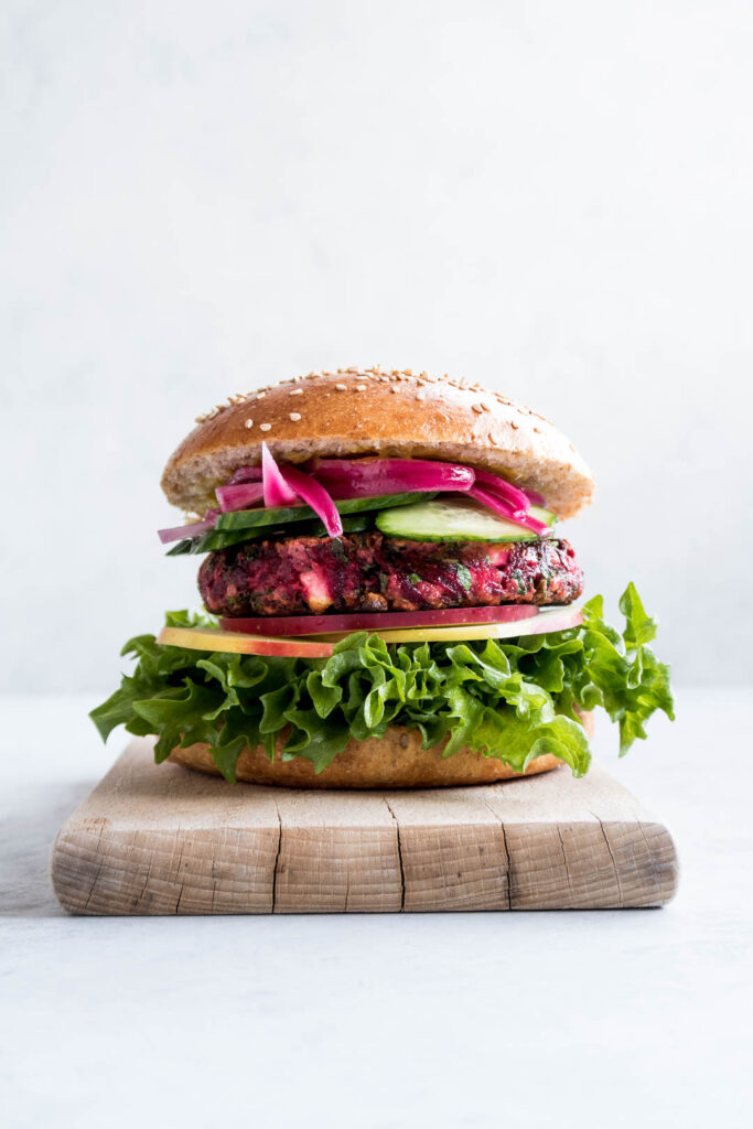 Burger med rødbedebøf - opskrift på den bedste vegetarburger 