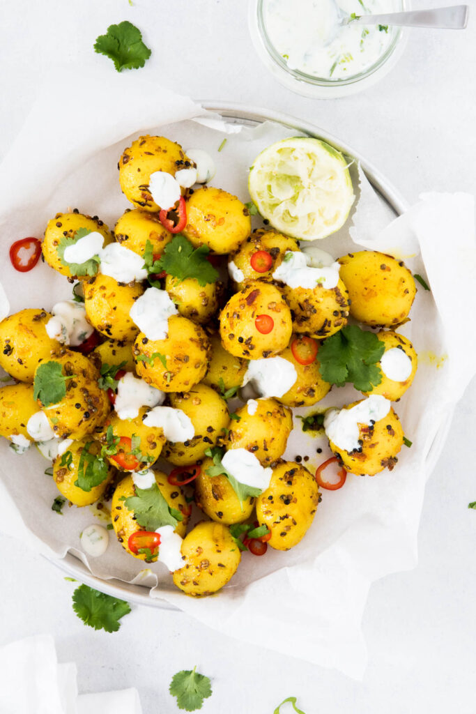 Indiske kartofler med lime-dressing - opskrift på krydrede kartofler