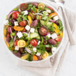 Græsk salat med solmodne tomater, peberfrugt, agurk, feta og oliven