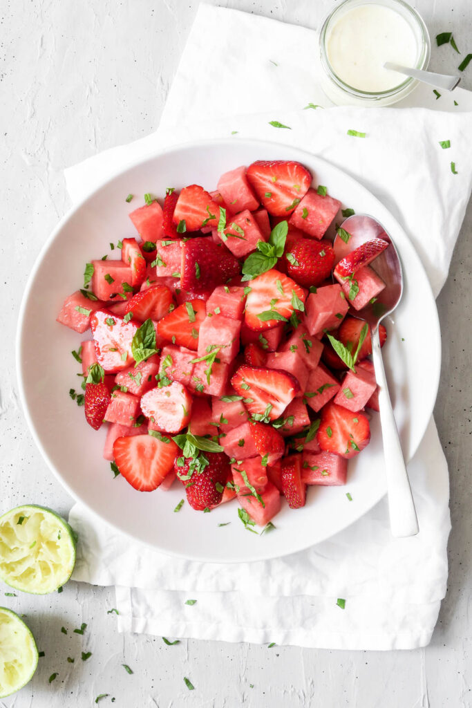 Nem sommerdessert med jordbær og vandmelon - opskrift