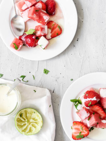 Frugtsalat med syrnet fløde - opskrift på sommerdessert med vandmelon og jordbær