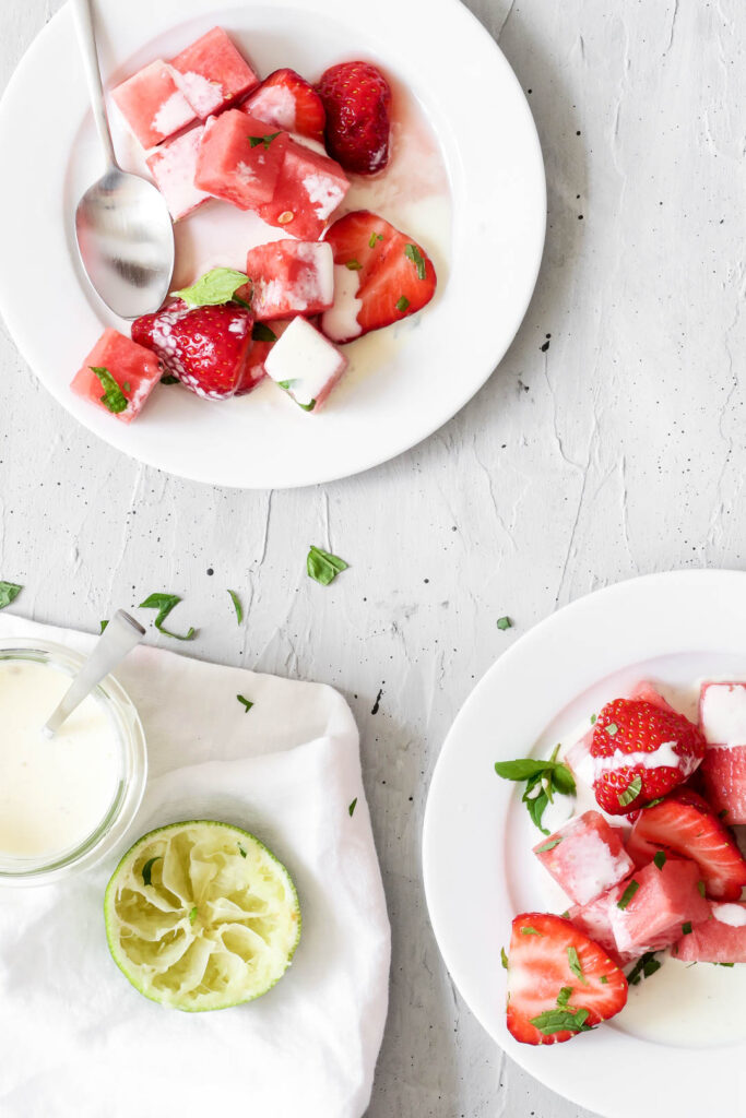 Frugtsalat med syrnet fløde - opskrift på sommerdessert med vandmelon og jordbær