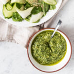 Hjemmelavet persillepesto med pinjekerner og ravost